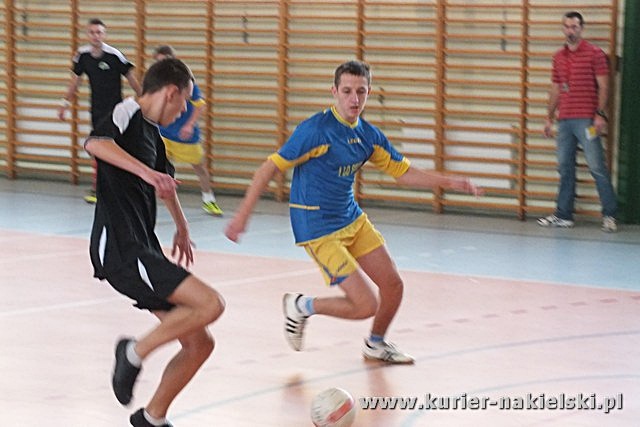 Mikołajkowy Turniej Piłki Nożnej w Żegludze z udziałem reprezentacji szubińskiego LO