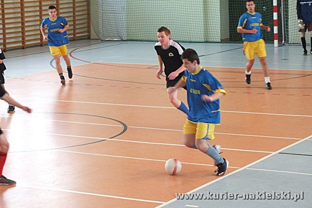 Mikołajkowy Turniej Piłki Nożnej w Żegludze z udziałem reprezentacji szubińskiego LO