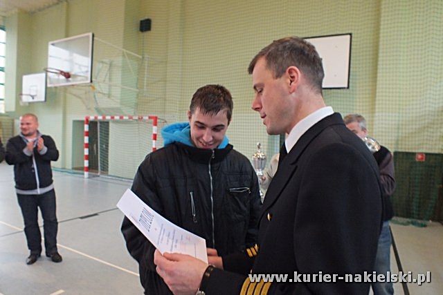 Mikołajkowy Turniej Piłki Nożnej w Żegludze z udziałem reprezentacji szubińskiego LO