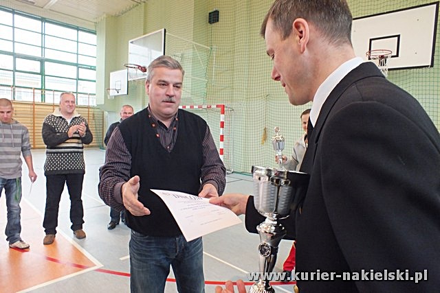 Mikołajkowy Turniej Piłki Nożnej w Żegludze z udziałem reprezentacji szubińskiego LO