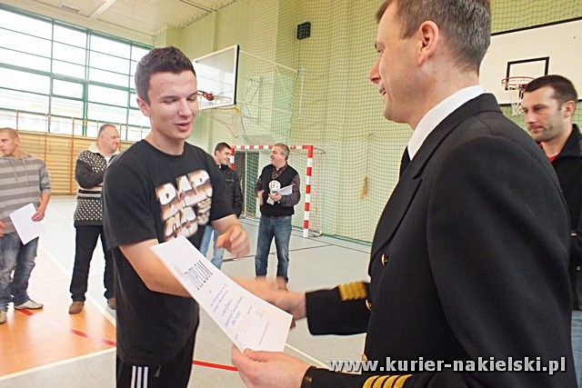 Mikołajkowy Turniej Piłki Nożnej w Żegludze z udziałem reprezentacji szubińskiego LO