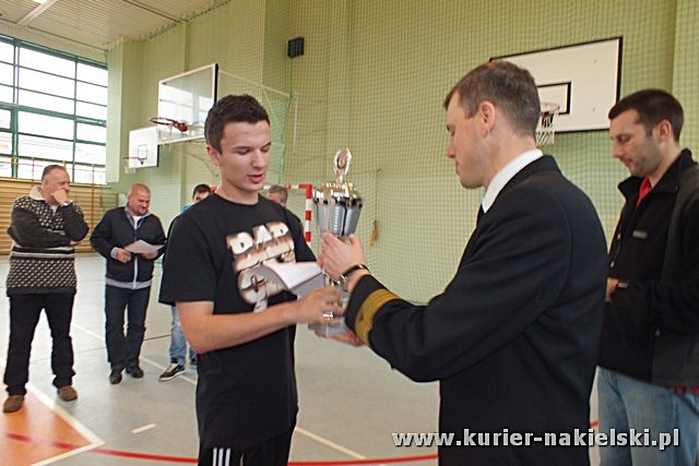 Mikołajkowy Turniej Piłki Nożnej w Żegludze z udziałem reprezentacji szubińskiego LO