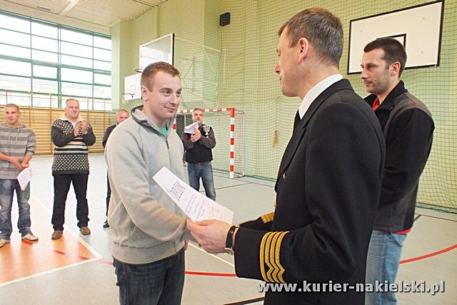 Mikołajkowy Turniej Piłki Nożnej w Żegludze z udziałem reprezentacji szubińskiego LO
