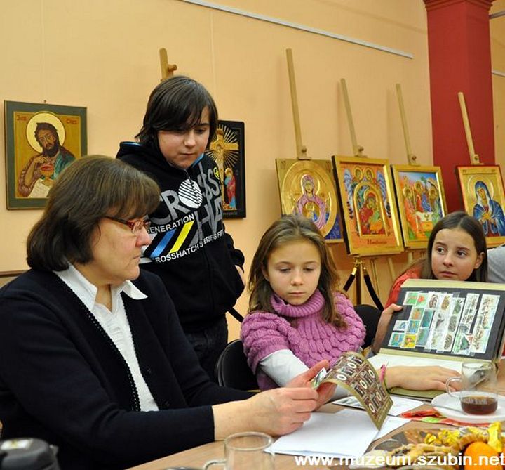 Mikołajkowe spotkanie koła filatelistycznego w muzeum