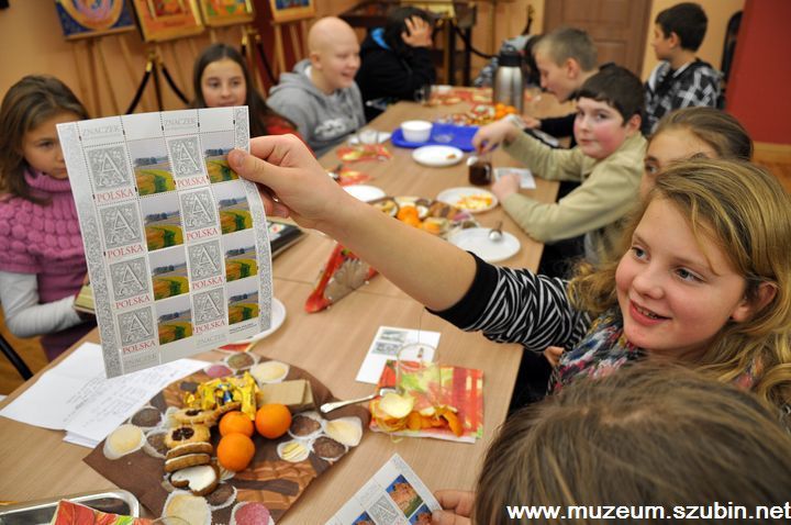 Mikołajkowe spotkanie koła filatelistycznego w muzeum