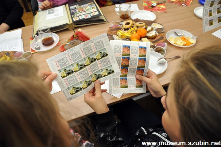 Mikołajkowe spotkanie koła filatelistycznego w muzeum