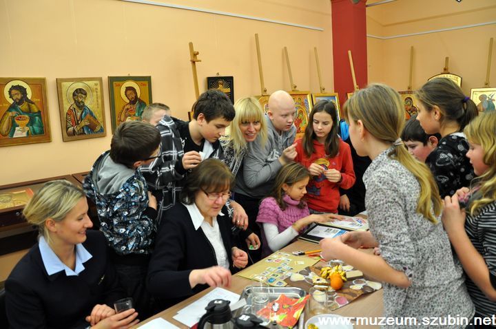Mikołajkowe spotkanie koła filatelistycznego w muzeum