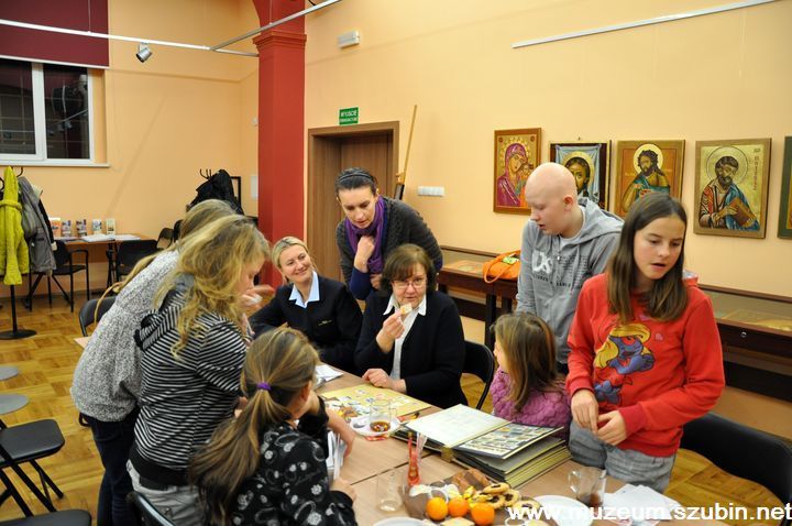 Mikołajkowe spotkanie koła filatelistycznego w muzeum