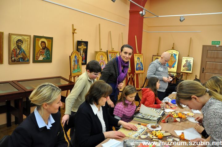 Mikołajkowe spotkanie koła filatelistycznego w muzeum