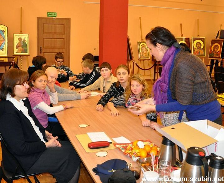 Mikołajkowe spotkanie koła filatelistycznego w muzeum