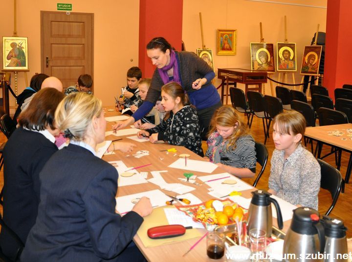 Mikołajkowe spotkanie koła filatelistycznego w muzeum
