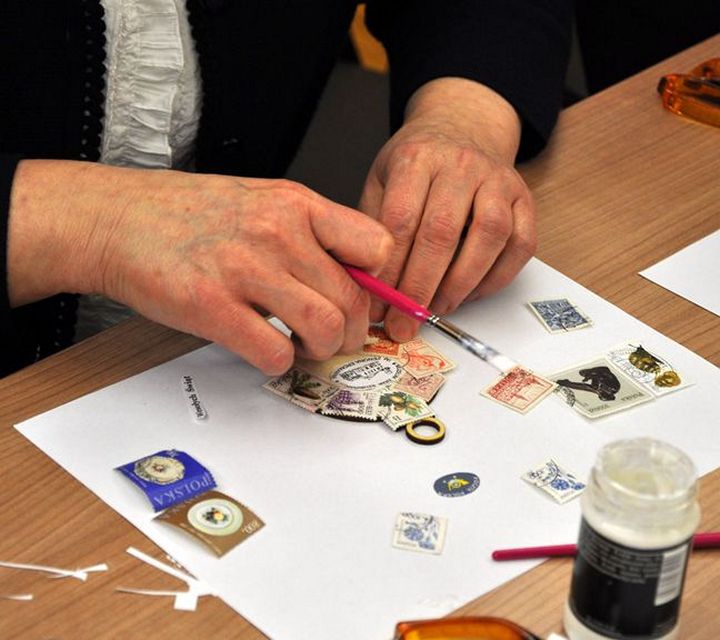 Mikołajkowe spotkanie koła filatelistycznego w muzeum