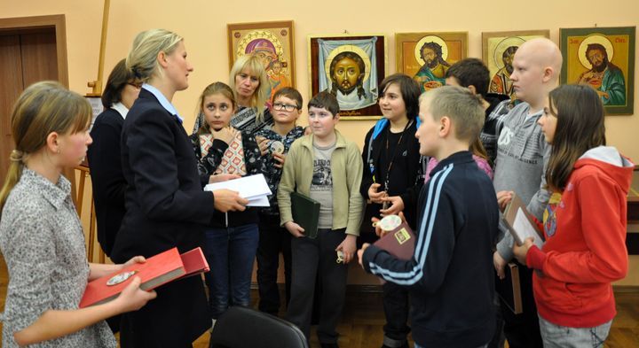 Mikołajkowe spotkanie koła filatelistycznego w muzeum