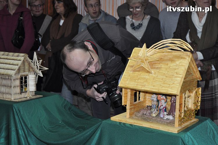Wernisaż szopek bożonarodzeniowych Przemka Kozłowskiego