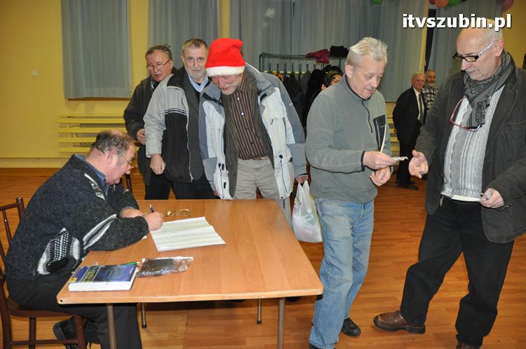 Ryszard Mołdoch - Waldemar Rybiewski z Koła zwycięzcami Nocnego Mikołajkowego Turnieju Brydżowego PAR w Szubinie