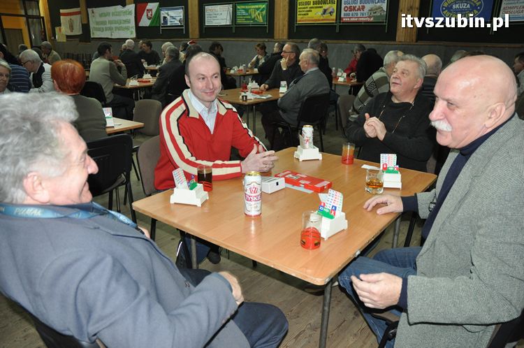 Ryszard Mołdoch - Waldemar Rybiewski z Koła zwycięzcami Nocnego Mikołajkowego Turnieju Brydżowego PAR w Szubinie