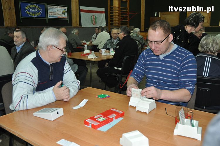 Ryszard Mołdoch - Waldemar Rybiewski z Koła zwycięzcami Nocnego Mikołajkowego Turnieju Brydżowego PAR w Szubinie