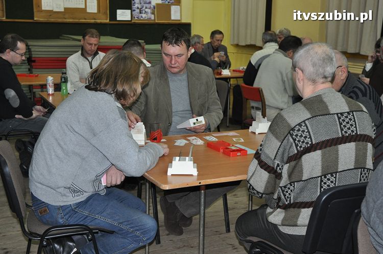 Ryszard Mołdoch - Waldemar Rybiewski z Koła zwycięzcami Nocnego Mikołajkowego Turnieju Brydżowego PAR w Szubinie