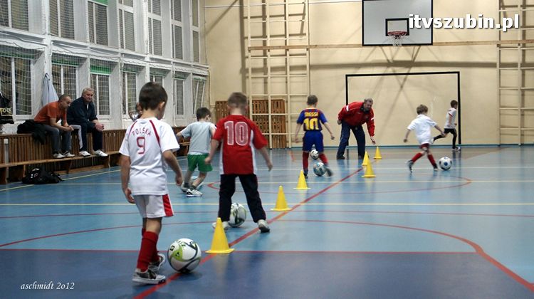Młodzi piłkarze trenują i zdobywają umiejętności pod czujnym okiem trenera