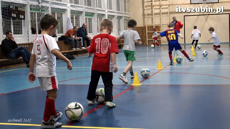 Młodzi piłkarze trenują i zdobywają umiejętności pod czujnym okiem trenera