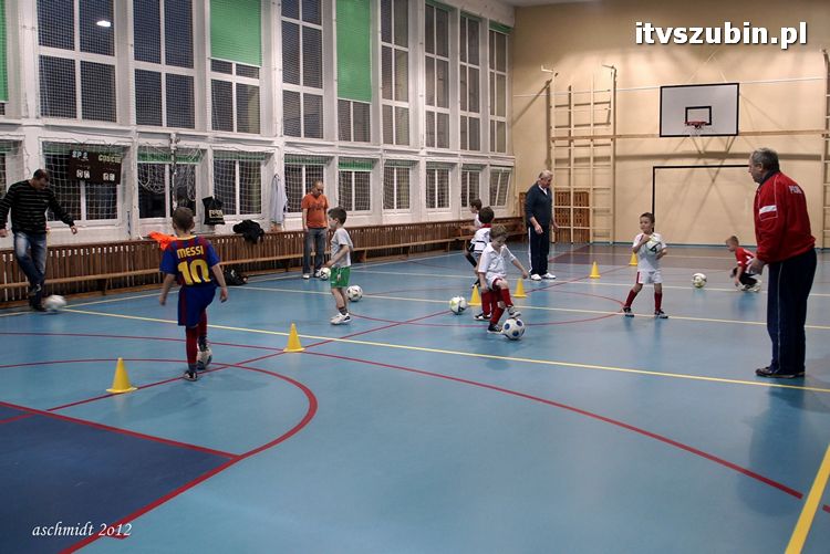 Młodzi piłkarze trenują i zdobywają umiejętności pod czujnym okiem trenera