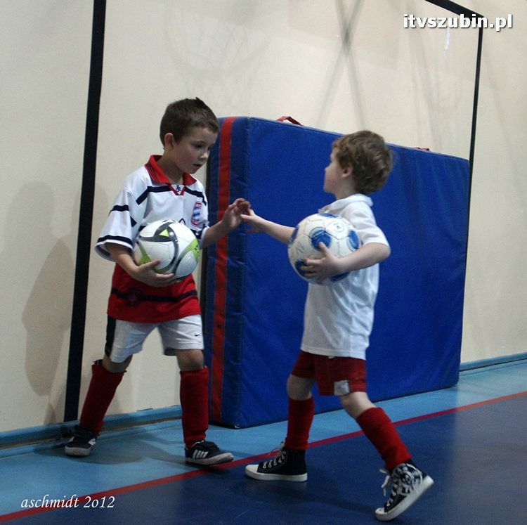 Młodzi piłkarze trenują i zdobywają umiejętności pod czujnym okiem trenera