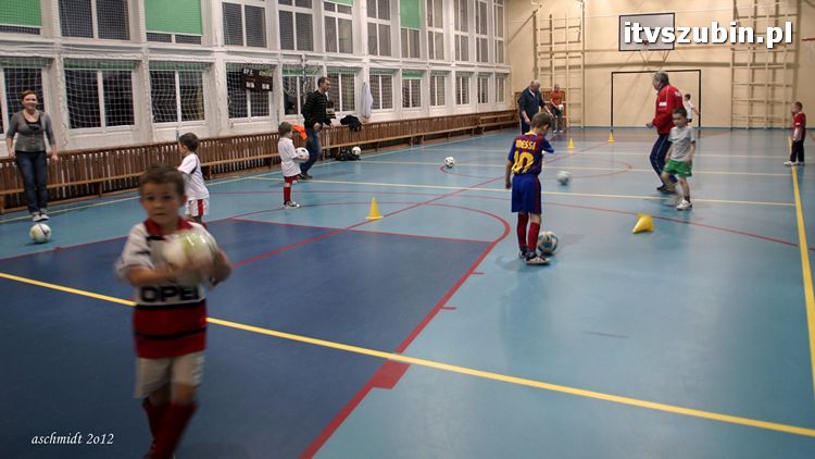 Młodzi piłkarze trenują i zdobywają umiejętności pod czujnym okiem trenera