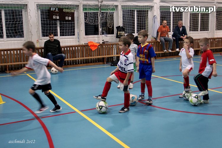 Młodzi piłkarze trenują i zdobywają umiejętności pod czujnym okiem trenera