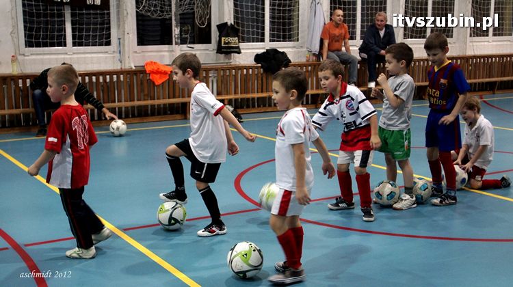 Młodzi piłkarze trenują i zdobywają umiejętności pod czujnym okiem trenera