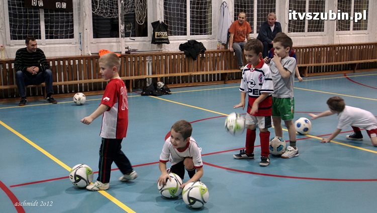 Młodzi piłkarze trenują i zdobywają umiejętności pod czujnym okiem trenera