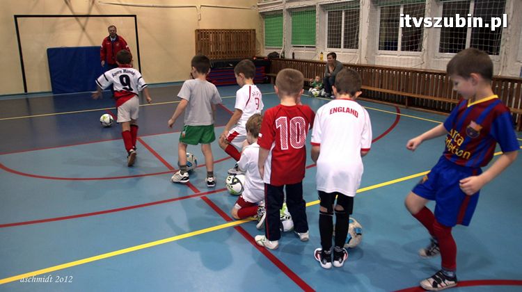 Młodzi piłkarze trenują i zdobywają umiejętności pod czujnym okiem trenera