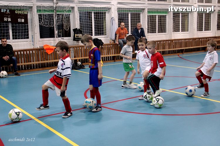 Młodzi piłkarze trenują i zdobywają umiejętności pod czujnym okiem trenera