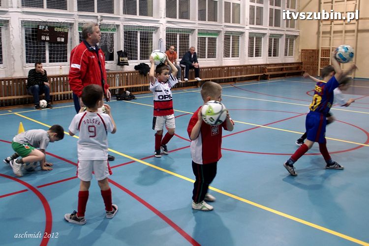 Młodzi piłkarze trenują i zdobywają umiejętności pod czujnym okiem trenera