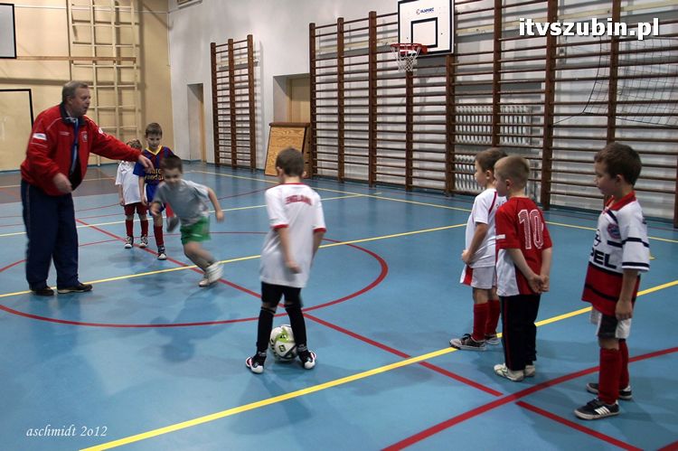 Młodzi piłkarze trenują i zdobywają umiejętności pod czujnym okiem trenera