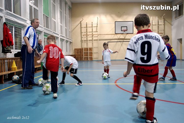 Młodzi piłkarze trenują i zdobywają umiejętności pod czujnym okiem trenera