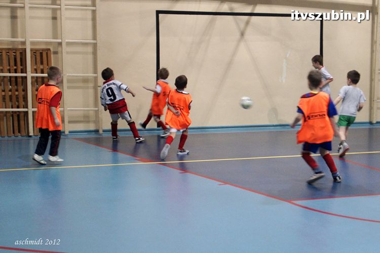 Młodzi piłkarze trenują i zdobywają umiejętności pod czujnym okiem trenera