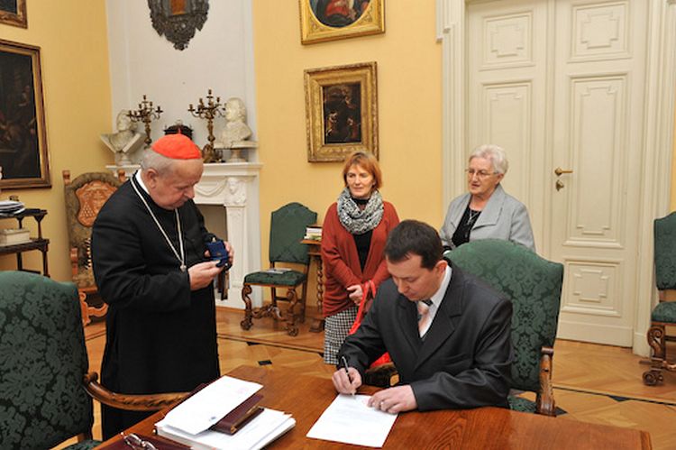 Relikwie bł. Jana Pawła II w parafii św. Mikołaja w Szaradowie