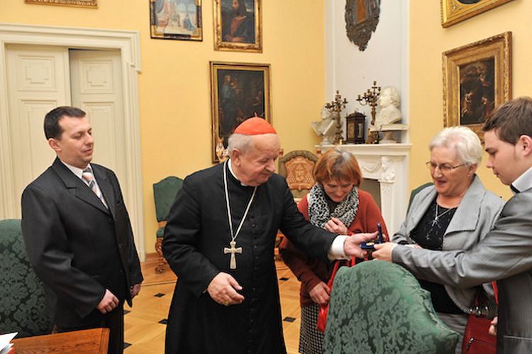 Relikwie bł. Jana Pawła II w parafii św. Mikołaja w Szaradowie