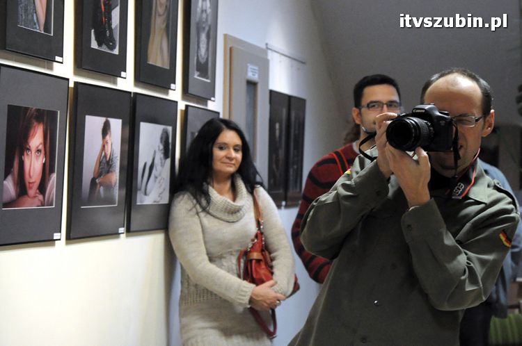 Wernisaż ?Oblicza twarzy? w galerii Flesz