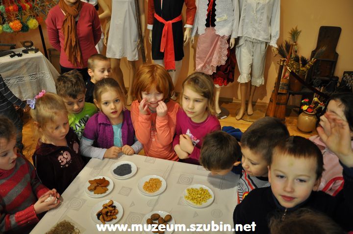 Tygryski w muzealnych murach wykonywały kartki świąteczne