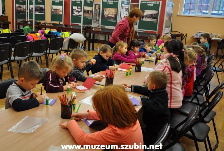 Tygryski w muzealnych murach wykonywały kartki świąteczne