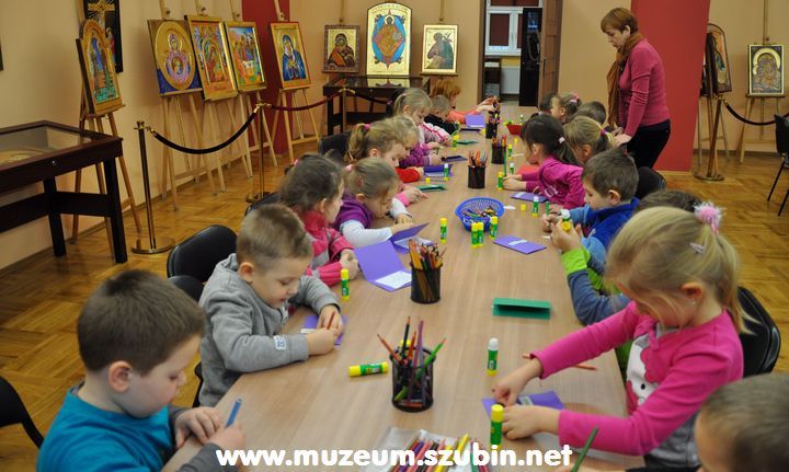 Tygryski w muzealnych murach wykonywały kartki świąteczne