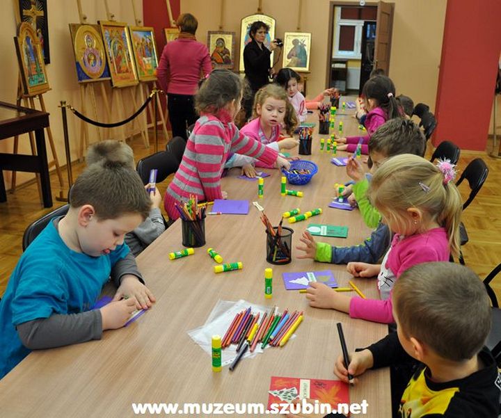 Tygryski w muzealnych murach wykonywały kartki świąteczne