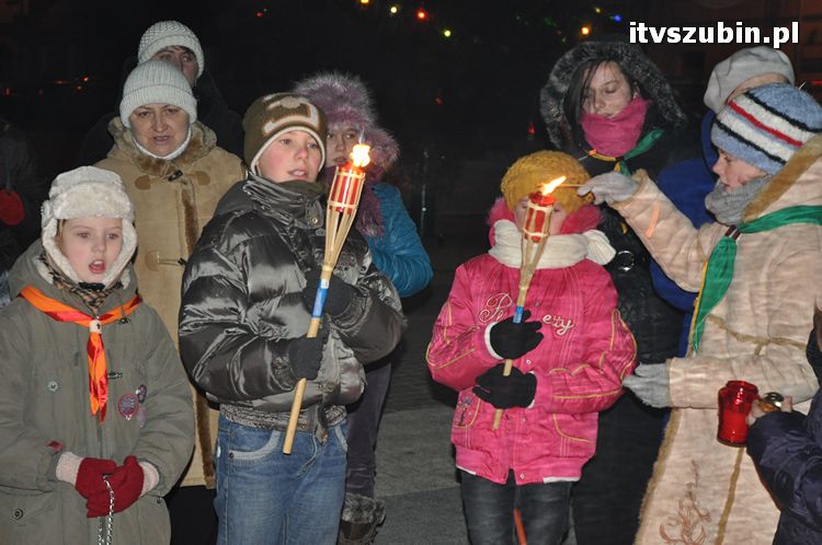 Betlejemskie Światło Pokoju zabłysło na szubińskim rynku