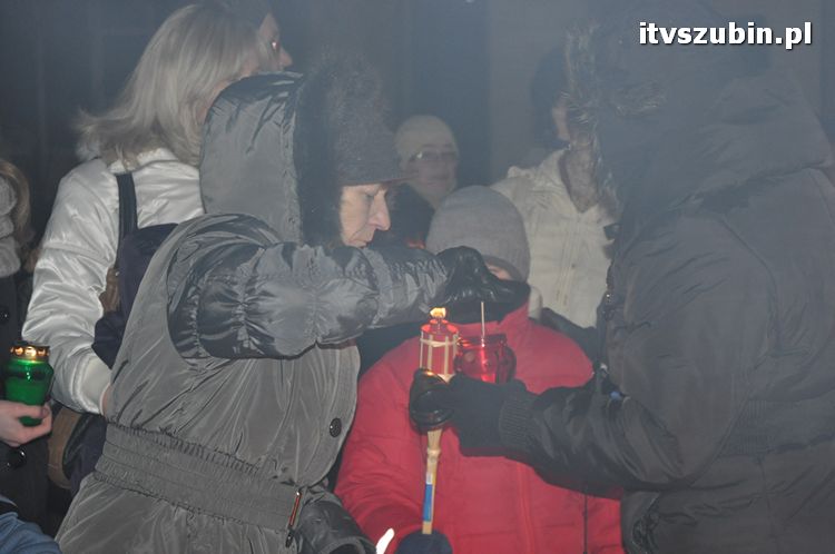 Betlejemskie Światło Pokoju zabłysło na szubińskim rynku