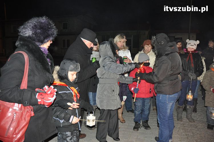 Betlejemskie Światło Pokoju zabłysło na szubińskim rynku