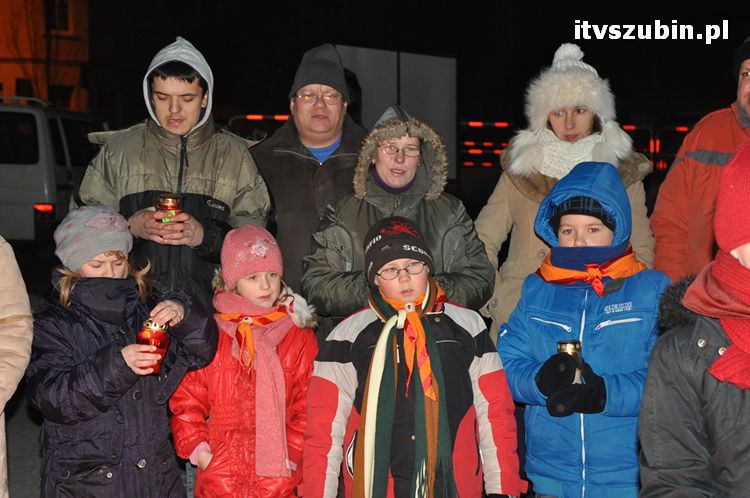 Betlejemskie Światło Pokoju zabłysło na szubińskim rynku