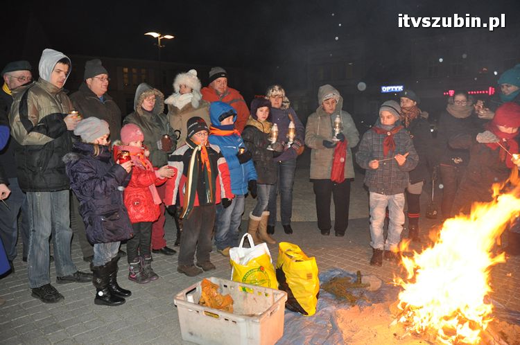 Betlejemskie Światło Pokoju zabłysło na szubińskim rynku