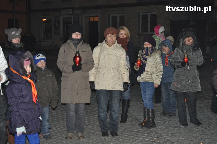 Betlejemskie Światło Pokoju zabłysło na szubińskim rynku