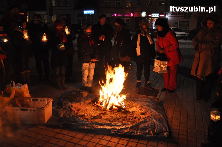 Betlejemskie Światło Pokoju zabłysło na szubińskim rynku